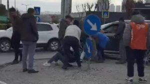 İstanbul Başakşehir’de gasp şüphelileri 100 metre sonra para dolu çanta ile yakalandı
