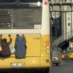 İstanbul Beykoz’da otobüsün arkasında tehlikeli yolculuk