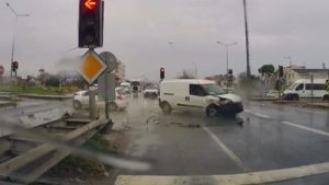 İstanbul Büyükçekmece’de kırmızı ışık ihlali kazaya neden oldu