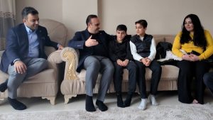 İstanbul’da altın dolu çantayı sahibine ulaştıran çocuklara Bakan Mehmet Fatih Kacır’dan ziyaret