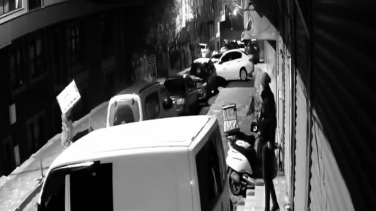 İstanbul’da apartmandan kendi eşyasını alıyormuş gibi yapan hırsız kamerada