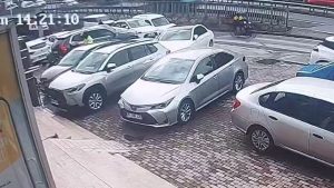 İstanbul’da bankadan para çeken iş adamına soygun girişimi kameraya yansıdı