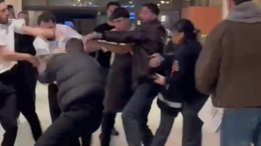 İstanbul’da bir AVM’de müşteriyle garson birbirine girdi