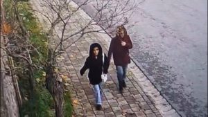 İstanbul’da bir evden 2 milyon TL çalan iki kadın kamerada