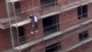 İstanbul’da bir işçi kavgaya yetişmek için inşaat iskelesinden kıvrak hareketlerle indi