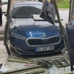 İstanbul’da el freni çekilmeyen otomobil berber dükkanına daldı