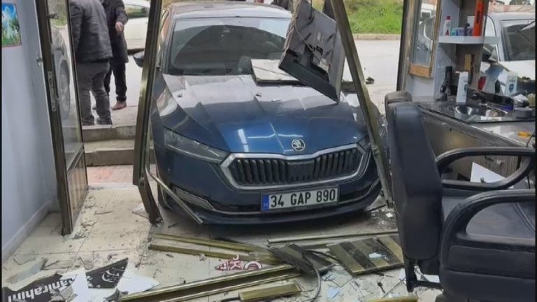 İstanbul’da el freni çekilmeyen otomobil berber dükkanına daldı