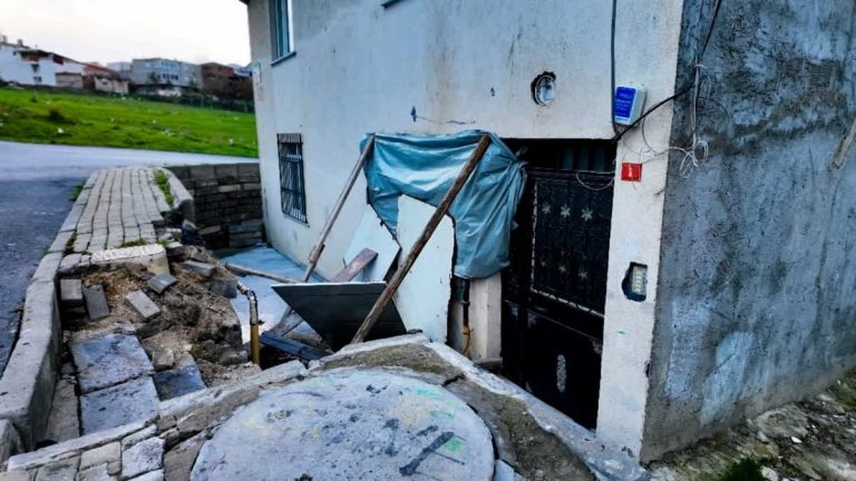 İstanbul’da faciadan kıl payı dönüldü: Araç eve daldı