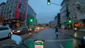 İstanbul’da kaza geliyorum dedi: Kırmızı ışıkta geçen yayaya motosiklet çarptı