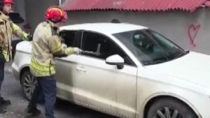 İstanbul’da küçük çocuk araç içinde mahsur kaldı