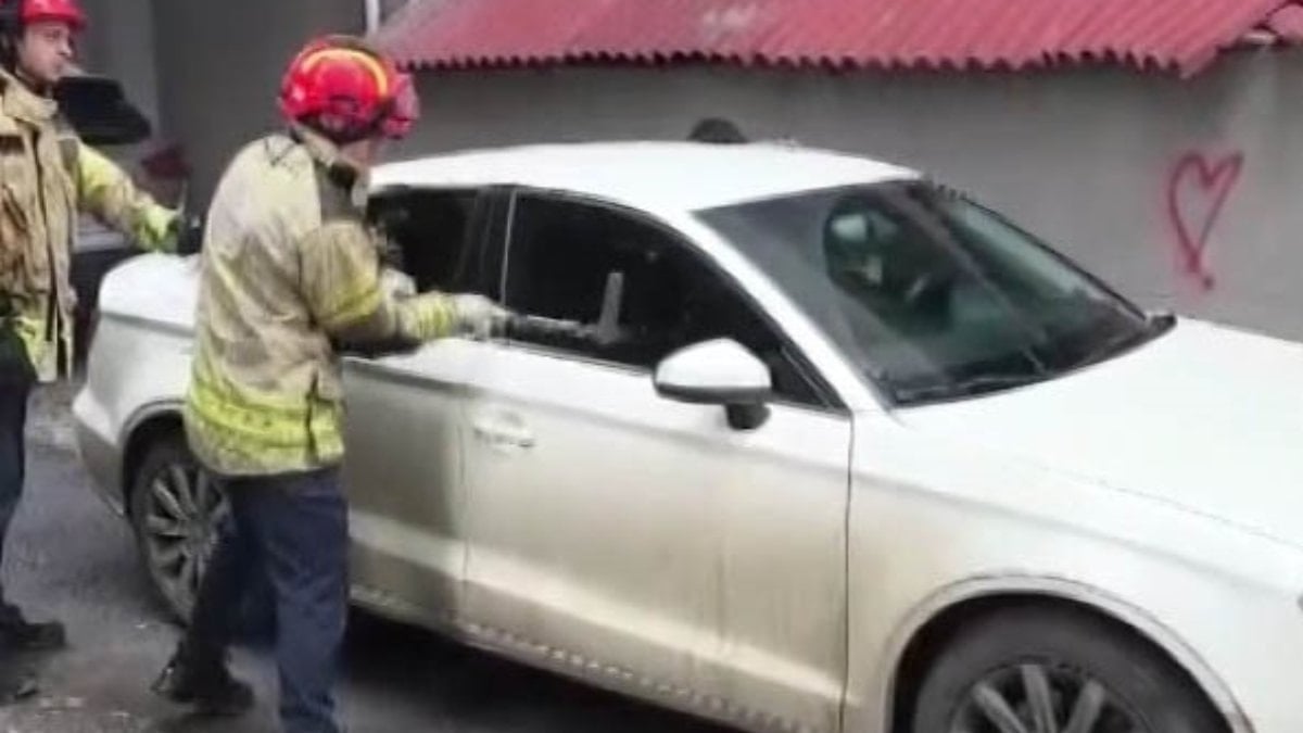 İstanbul’da küçük çocuk araç içinde mahsur kaldı