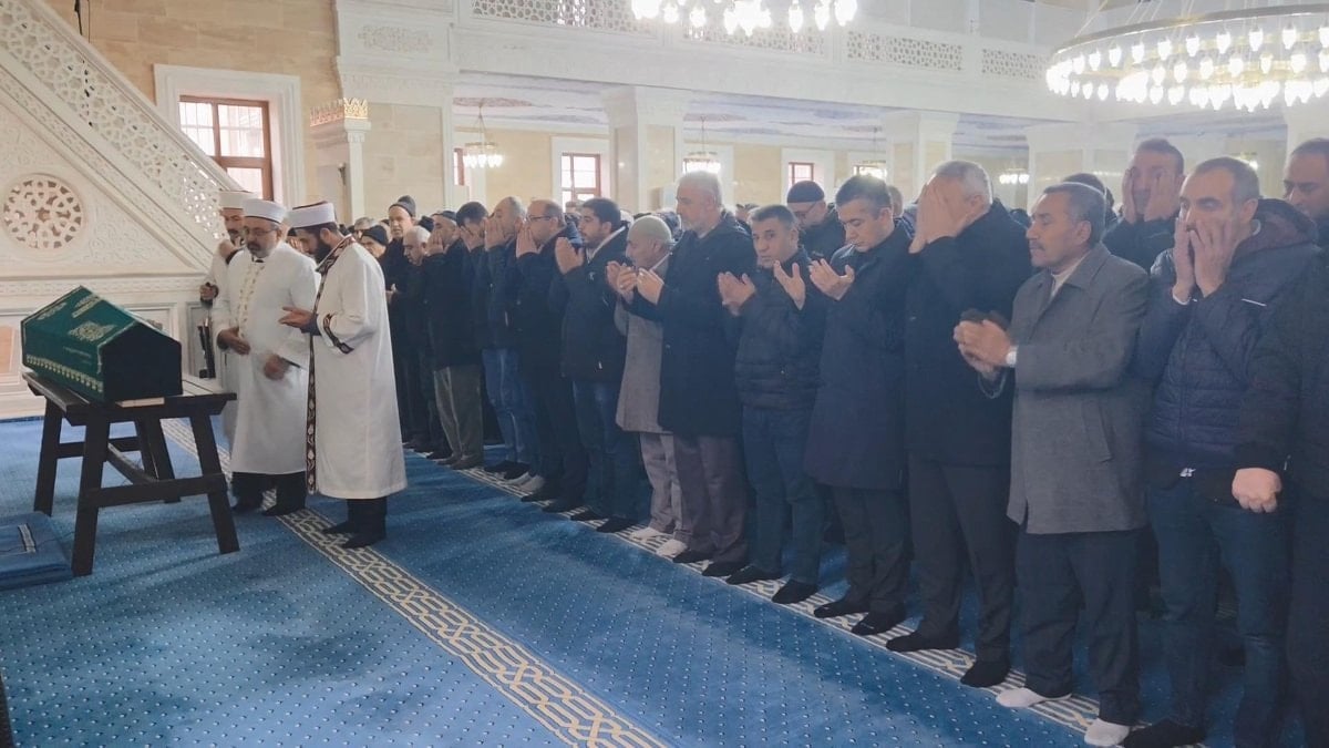 İstanbul’da minibüs kazasında hayatını kaybeden şoför son yolculuğuna uğurlandı