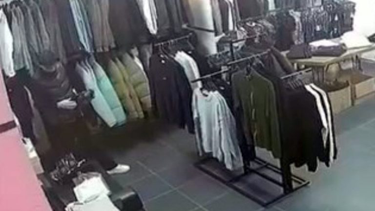 İstanbul’da müşteri gibi geldiği mağazadan ayakkabı çaldı