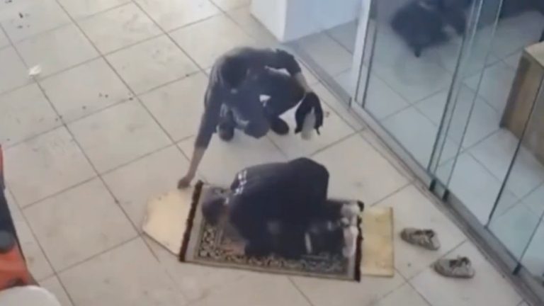 İstanbul’da namaz kılan çırağın kıblesi arkadaşı tarafından düzeltildi