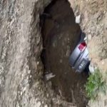 İstanbul’da obruk oluştu: Araç içinde kayboldu