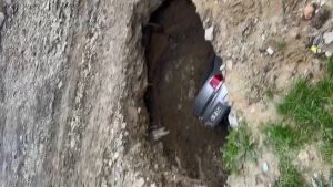 İstanbul’da obruk oluştu: Araç içinde kayboldu