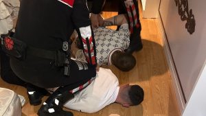 İstanbul’da otel odasına baskın: Yatağın altında kalaşnikof bulundu