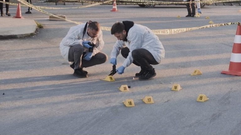 İstanbul’da otobüs durağında bir kız öğrenciye silahlı saldırı