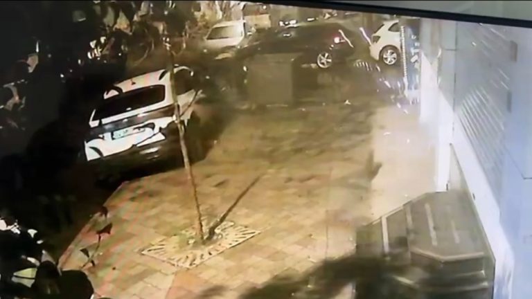 İstanbul’da park halindeki otomobile uzun namlulu silahla ateş açtılar