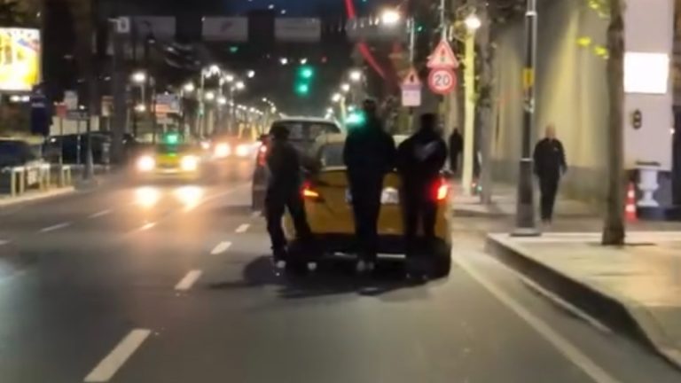 İstanbul’da patenli gençlerin taksiye tutunarak yolculuğu kamerada