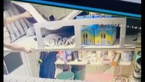 İstanbul’da silah zoruyla girdikleri evde iki kişiyi darbederek ziynet eşyalarını gasbettiler