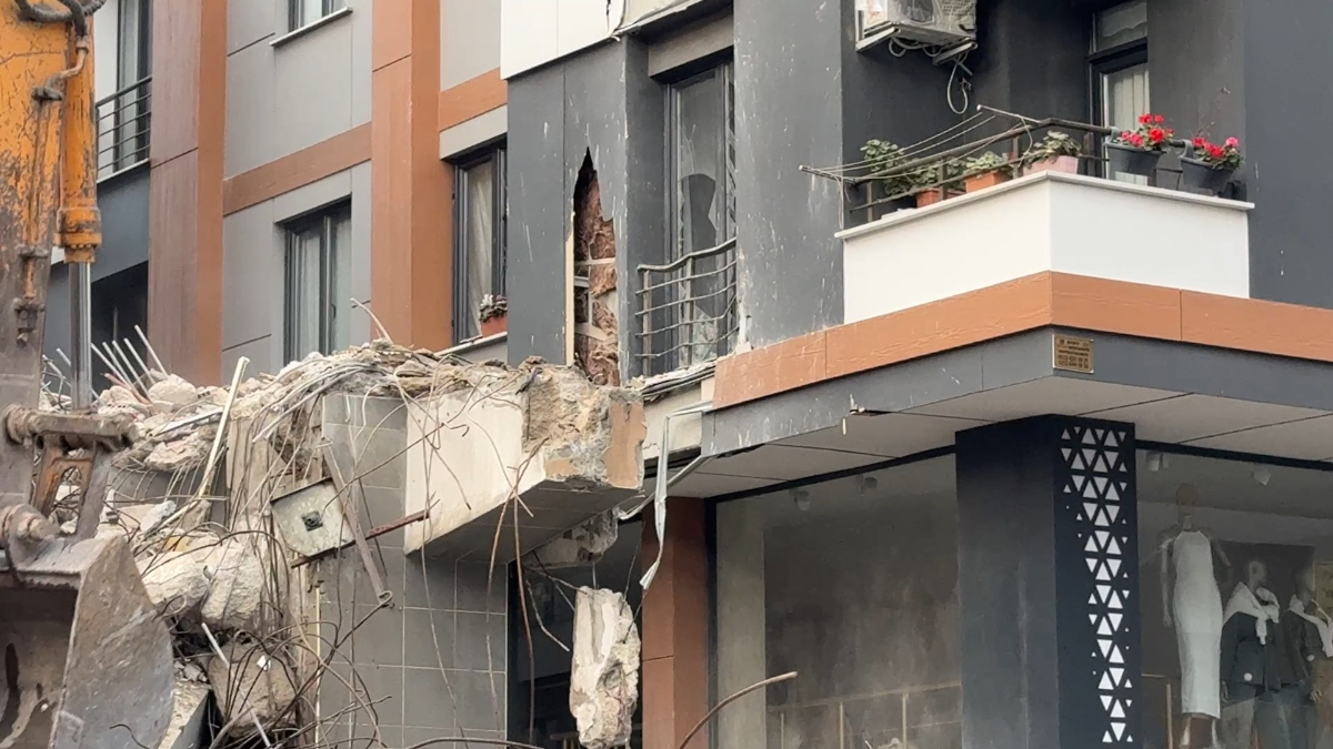 İstanbul’da yıkım sırasında yandaki bina zarar gördü