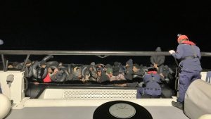 İzmir açıklarında 44 kaçak göçmen yakalandı, 18 göçmen kurtarıldı