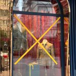 İzmir’de alkollü trans şahıs, başıyla vurduğu iş yeri vitrin camını kırdı