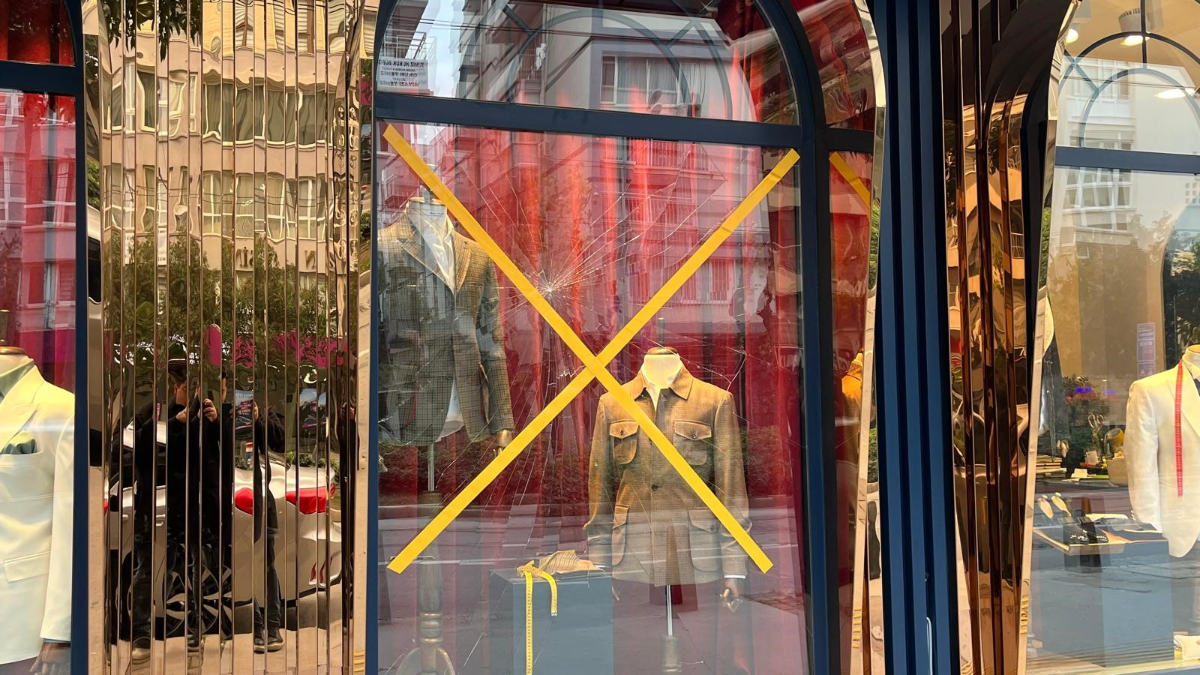 İzmir’de alkollü trans şahıs, başıyla vurduğu iş yeri vitrin camını kırdı