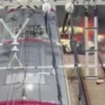 Japonya’da otomobil ile yolcu treni çarpıştı: 100 yolcu tahliye edildi