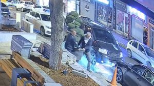 Kahramanmaraş’ta ağaç hırsızlığı: Parktaki ağacı araçla çaldılar