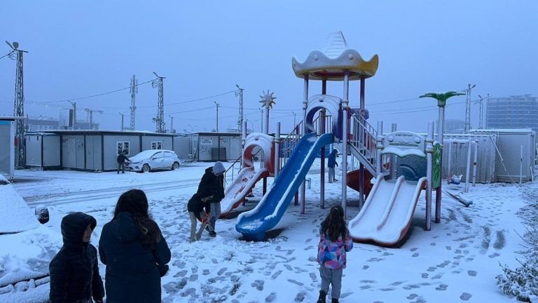 Kar yağışı Hatay’ı beyaza bürüdü