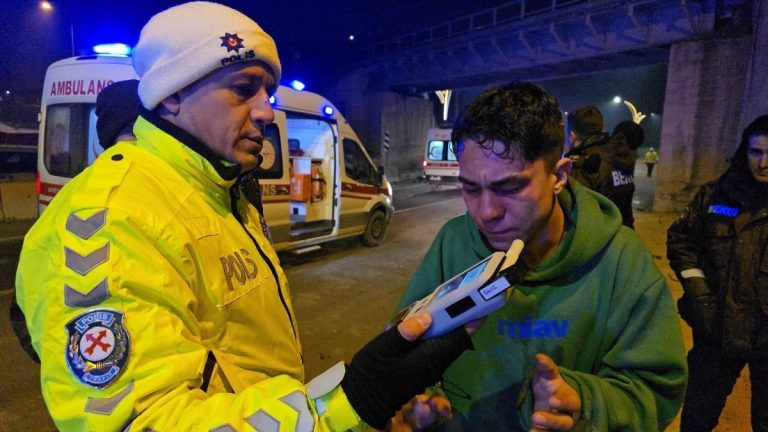 Karabük’te kaza yapan alkollü sürücü polislere zor anlar yaşattı