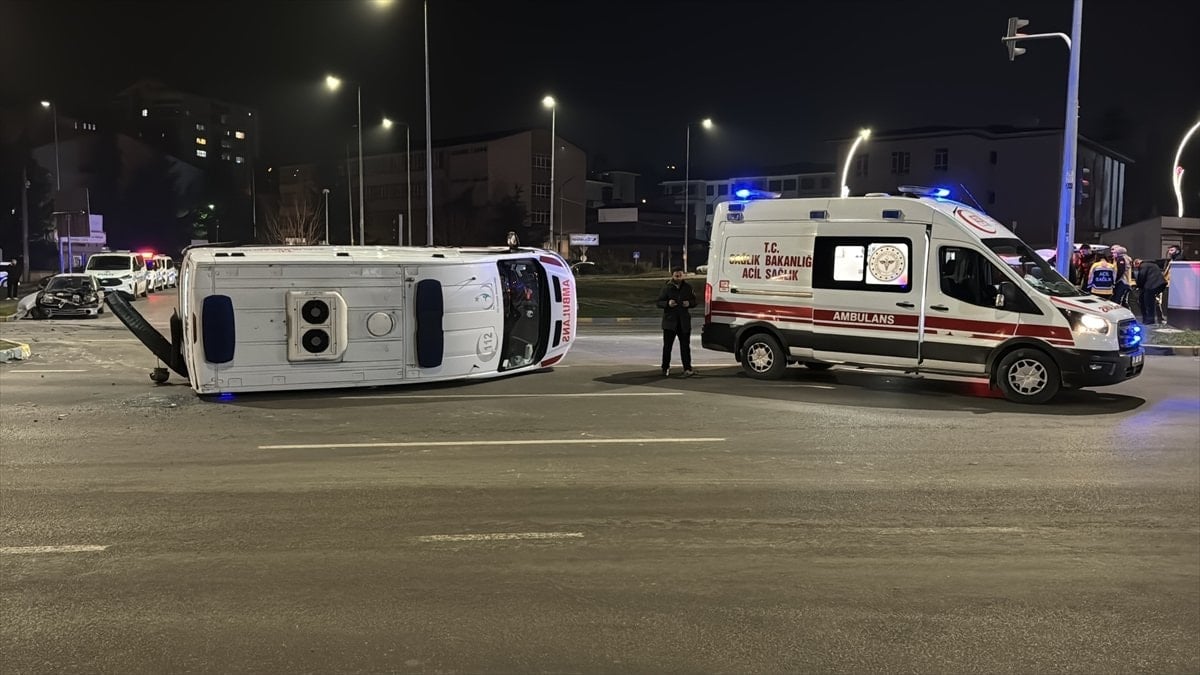 Karabük’te otomobil ile çarpışan ambulanstaki sağlık çalışanları yaralandı