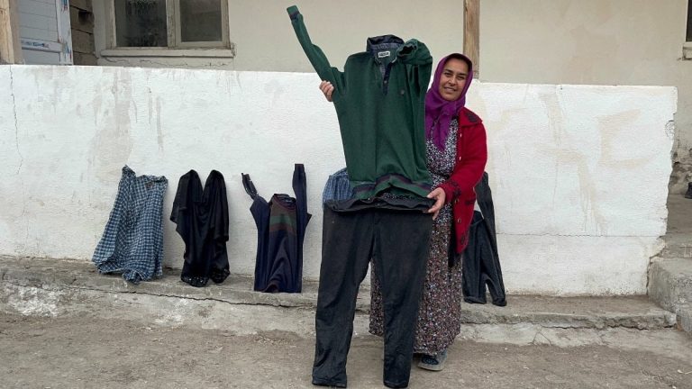 Kars’ta dışarıya asılan çamaşırlar bile dondu