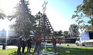 Kemer Belediyesi’nden cam atıklarından yılbaşı ağacı