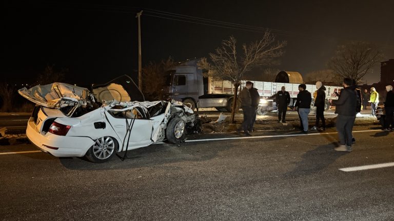 Kilis’te otomobil, park halindeki tıra çarptı: 2 yaralı