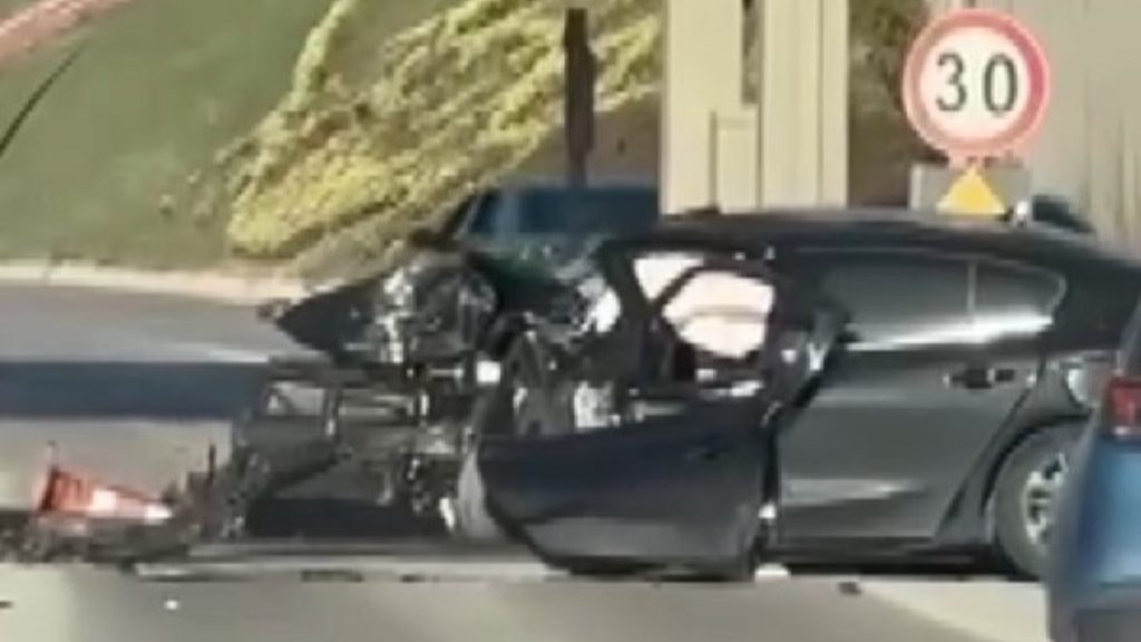 Kocaeli’de otomobil gişenin beton bariyerine çarptı: Anne ile oğlu öldü