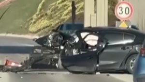 Kocaeli’de otomobil gişenin beton bariyerine çarptı: Anne ile oğlu öldü