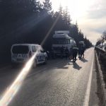 Konya’da park halindeki tırın yanında beklerken minibüs çarptı