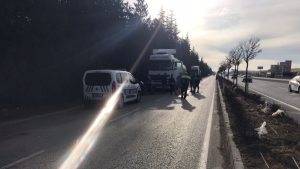 Konya’da park halindeki tırın yanında beklerken minibüs çarptı