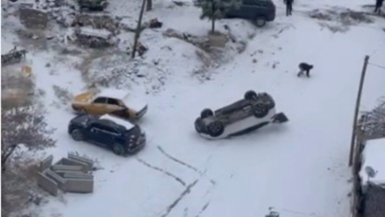 Malatya’da kayan araç park halindeki aracı devirdi