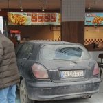 Malatya’da kontrolden çıkan otomobilin döner salonuna girdiği anlar kameraya yansıdı