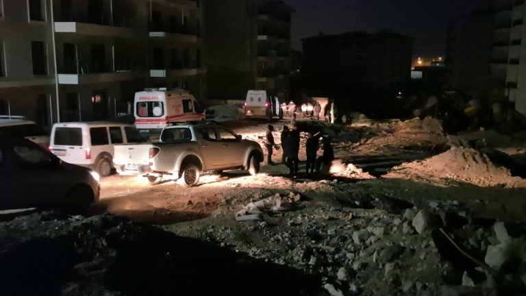 Malatya’da şantiye alanında kamyonun altında kalan işçi hayatını kaybetti