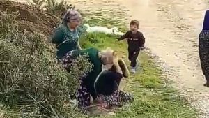 Manisa’da oğlunun gözü önünde kuzenleri tarafından darbedildi: O anlar kamerada