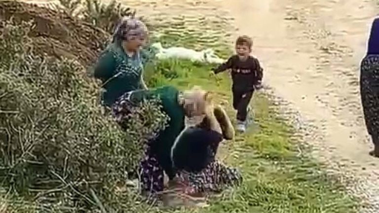 Manisa’da oğlunun gözü önünde kuzenleri tarafından darbedildi: O anlar kamerada