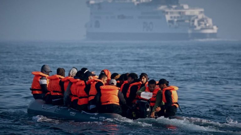 Manş Denizi’nde göçmen rekoru: Bir günde 800’den fazla geçiş