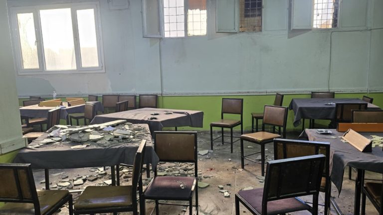 Mardin’de kıraathanede tavandan kopan sıva parçaları müşterilerin üzerine düştü