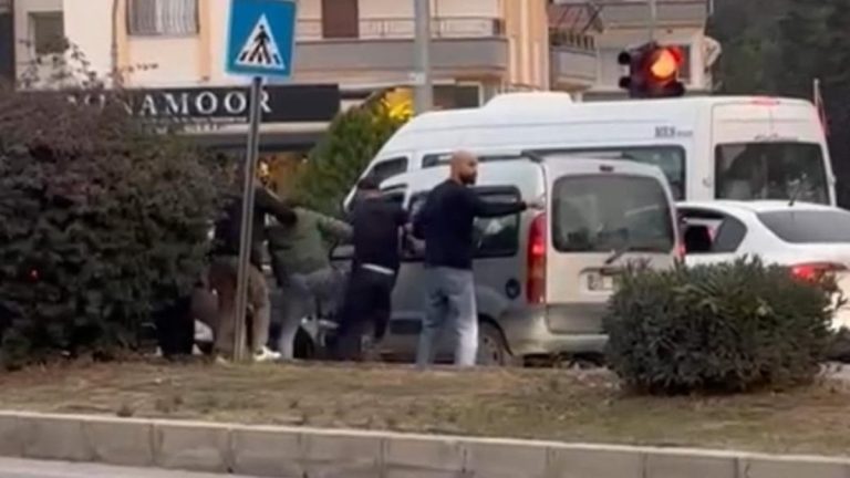 Mersin’de trafik ışıklarında sürücüyü darbeden 5 kişi gözaltında