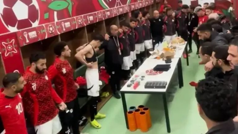 Mısır Milli Takımı maç öncesi soyunma odasında dua etti